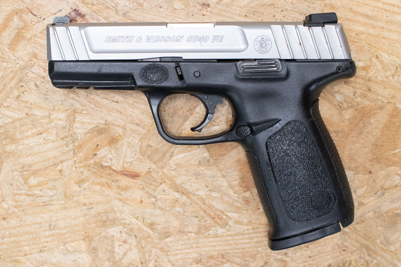 SMITH AND WESSON SD40VE 40 S&W Police Trade-In Pistol w/Two-Tone Finish
