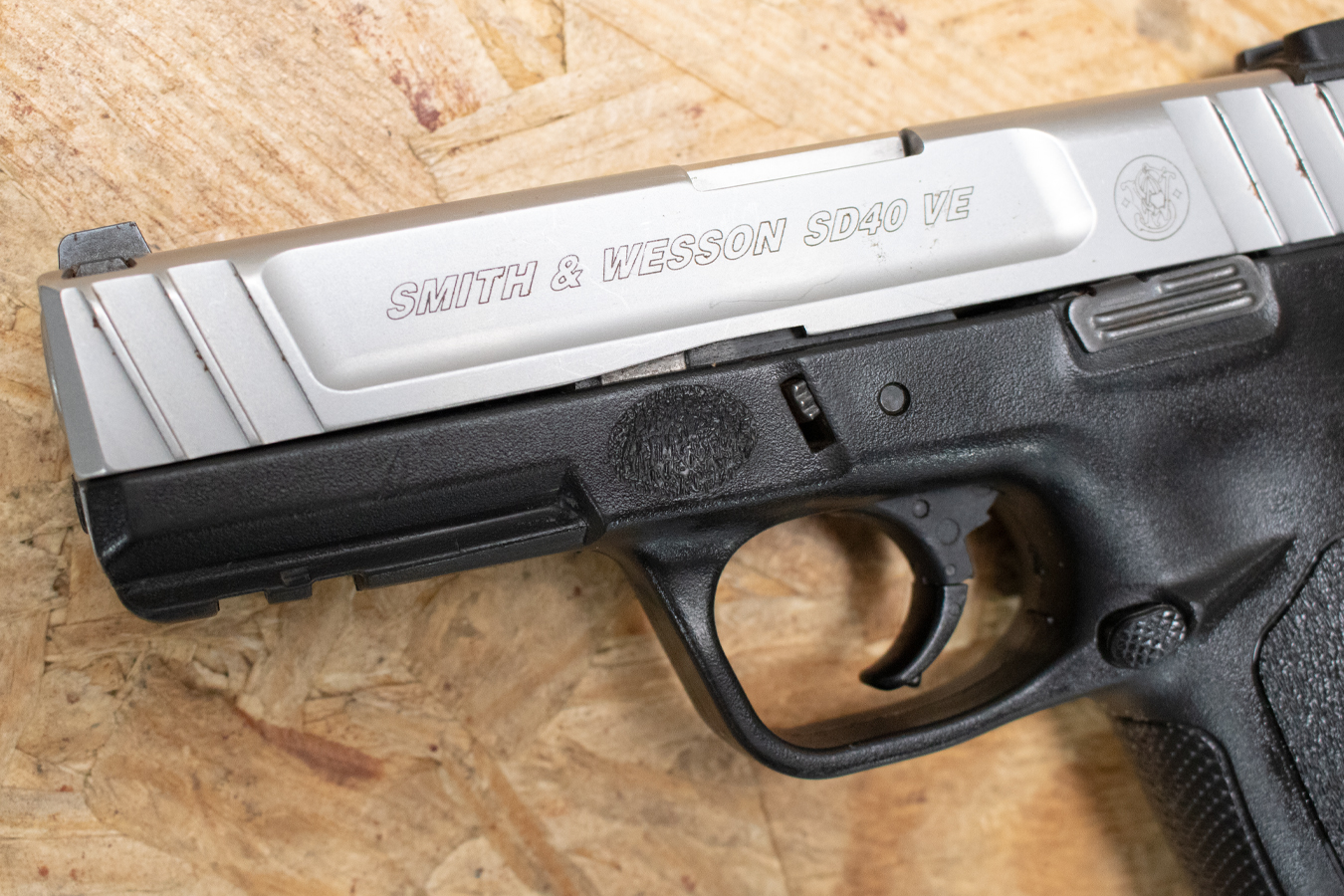 SMITH AND WESSON SD40VE 40 S&W Police Trade-In Pistol w/Two-Tone Finish
