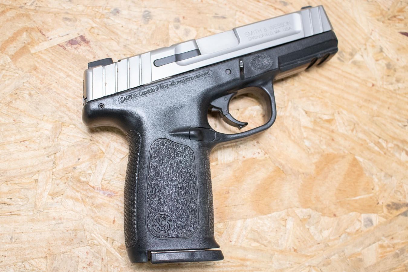 SMITH AND WESSON SD40VE 40 S&W Police Trade-In Pistol w/Two-Tone Finish