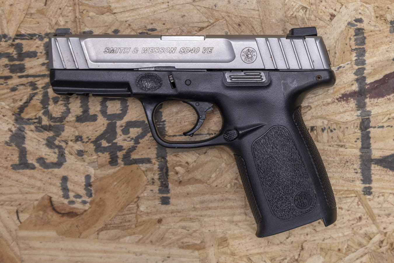 SMITH AND WESSON SD40 VE 40 S&W Police Trade-In Pistol (Mag Not Included)
