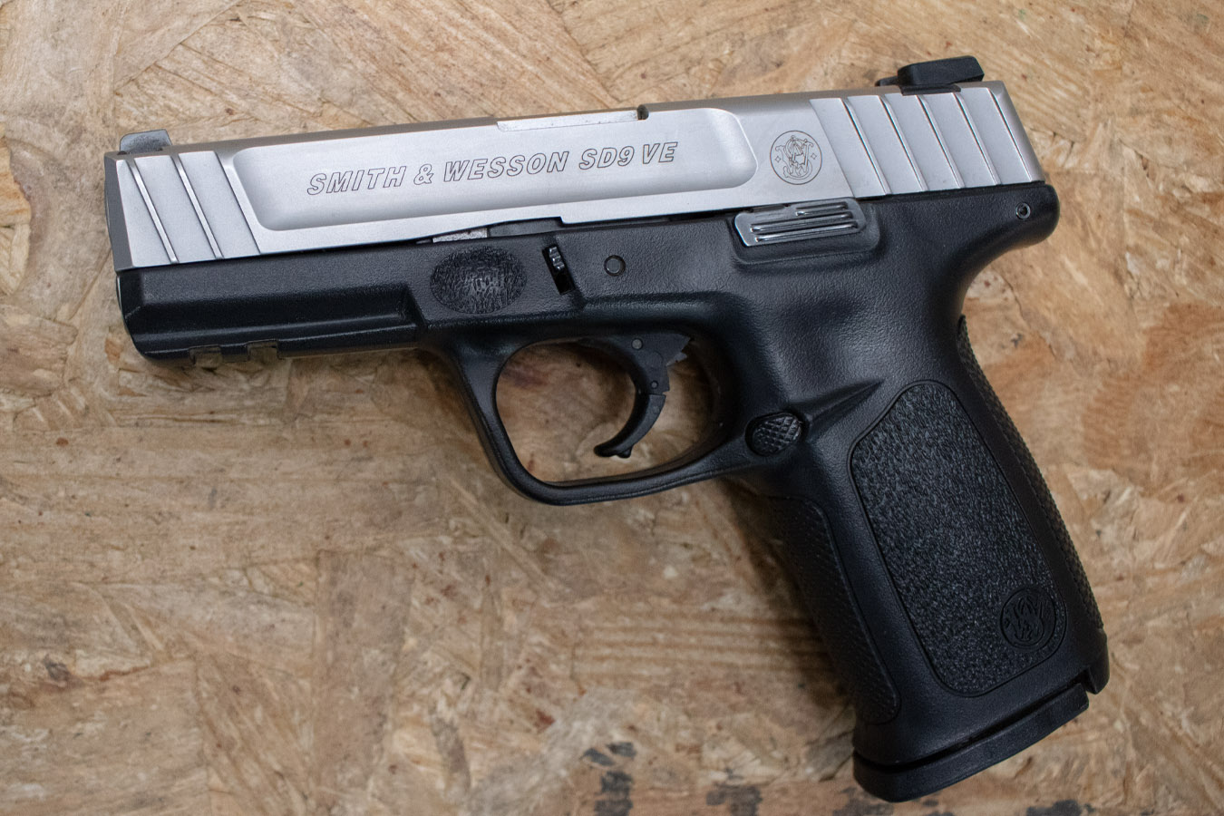 SMITH AND WESSON SD9VE 9mm Police Trade-In Pistol with Two-Tone Finish