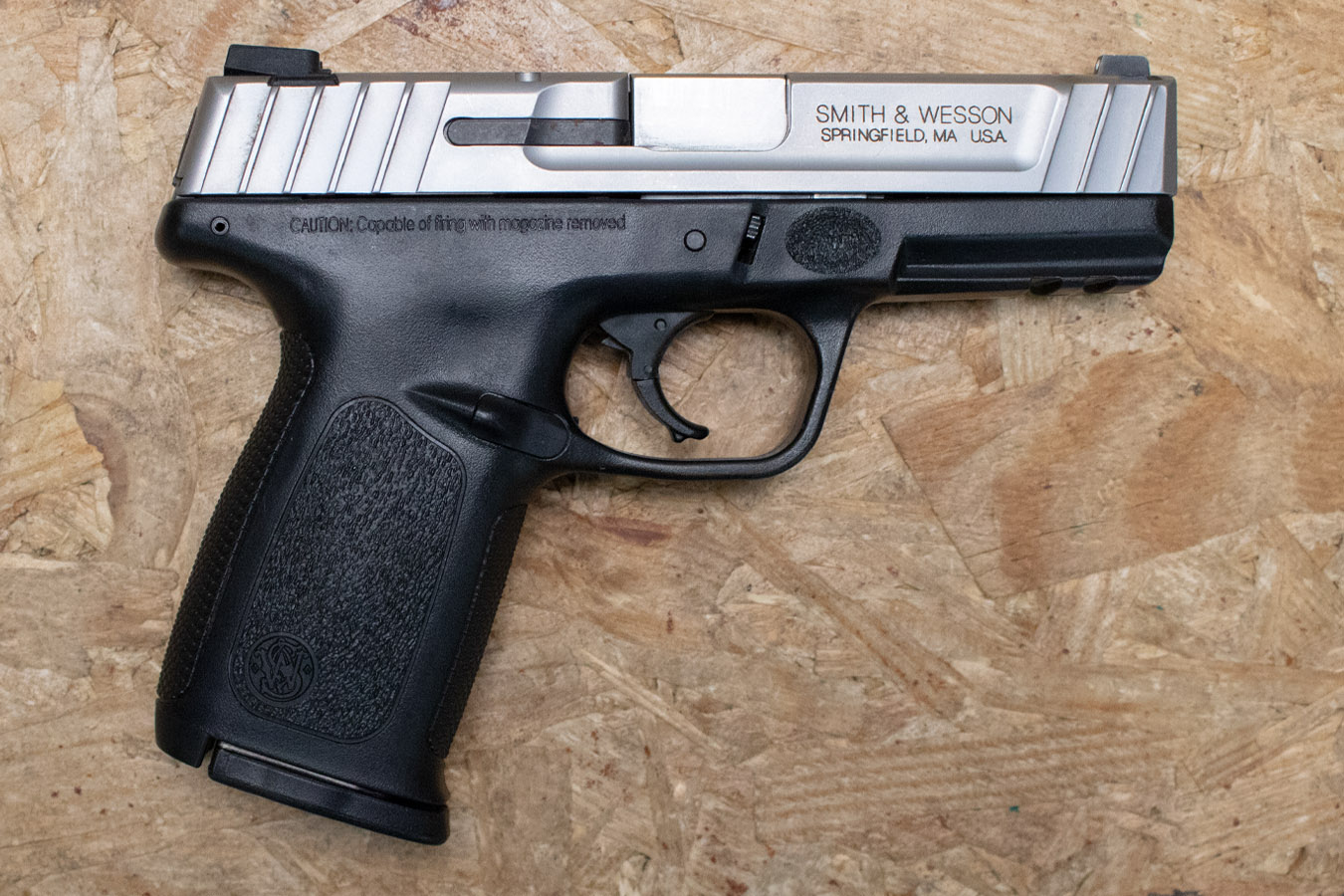 SMITH AND WESSON SD40VE 40 S&W Police Trade-In Pistol w/Two-Tone Finish