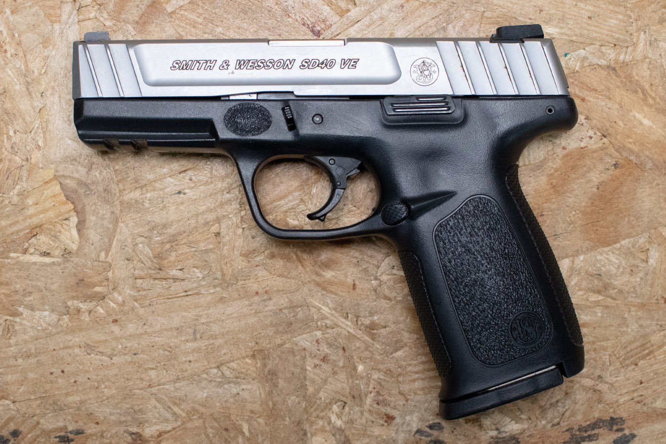 SMITH AND WESSON SD40VE 40 S&W Police Trade-In Pistol w/Two-Tone Finish