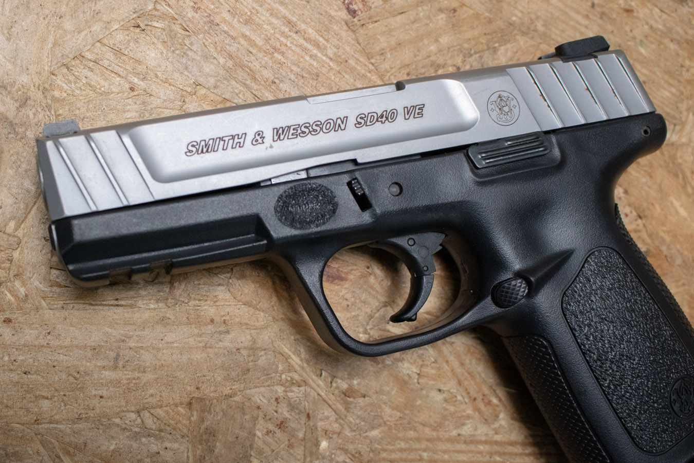 SMITH AND WESSON SD40VE 40 S&W Police Trade-In Pistol w/Two-Tone Finish