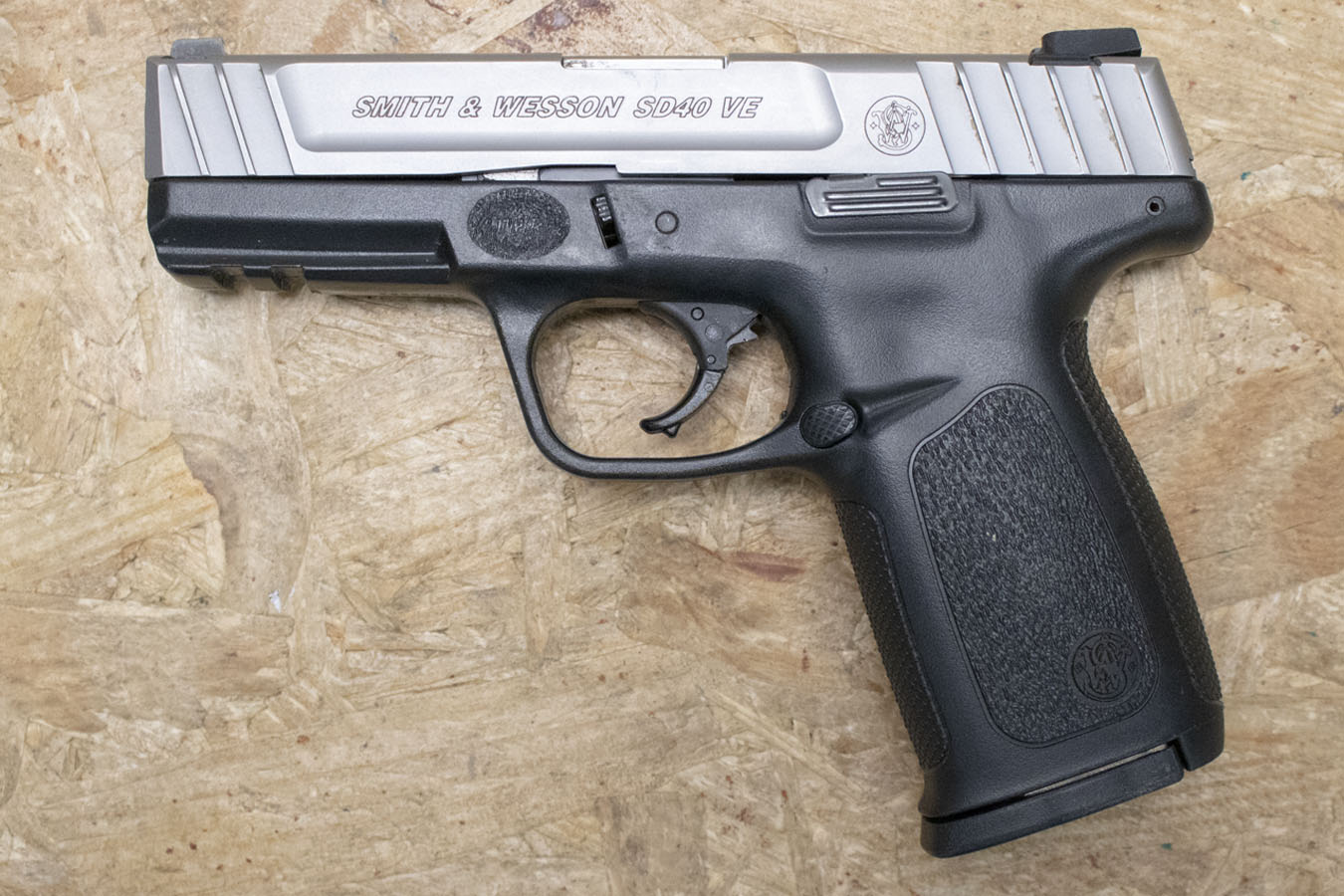 SMITH AND WESSON SD40VE 40 S&W Police Trade-In Pistol w/Two-Tone Finish