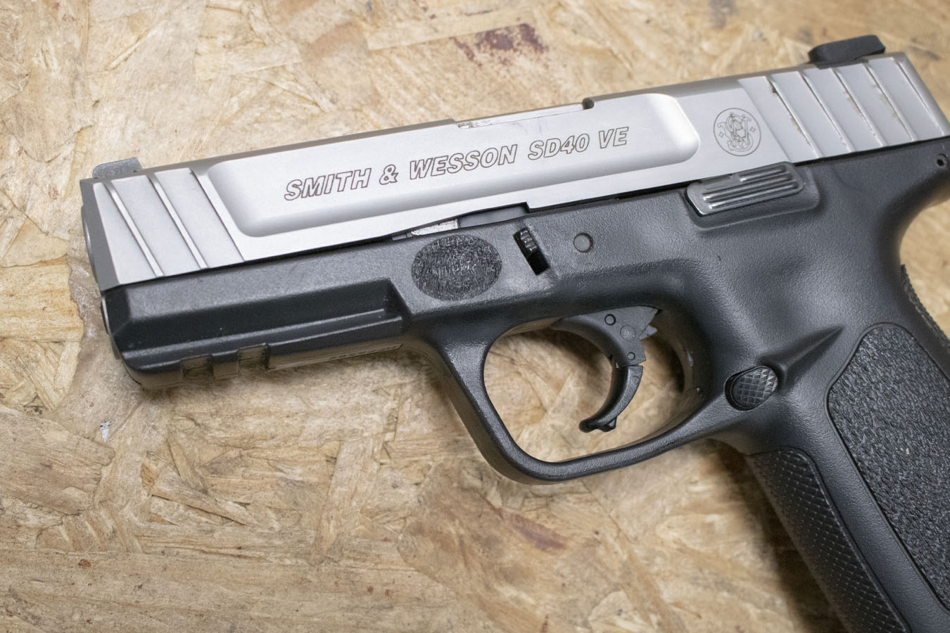 SMITH AND WESSON SD40VE 40 S&W Police Trade-In Pistol w/Two-Tone Finish