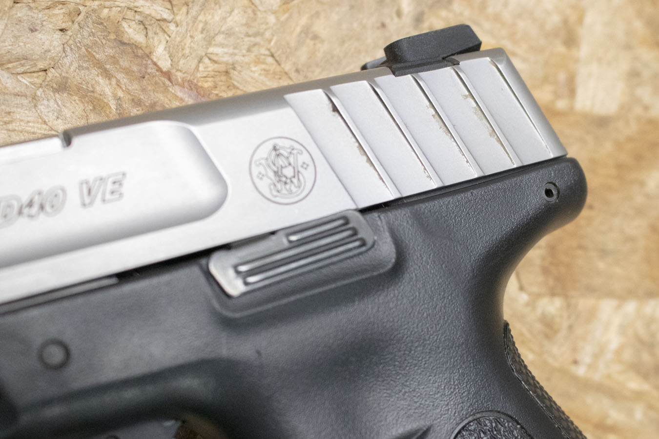 SMITH AND WESSON SD40VE 40 S&W Police Trade-In Pistol w/Two-Tone Finish