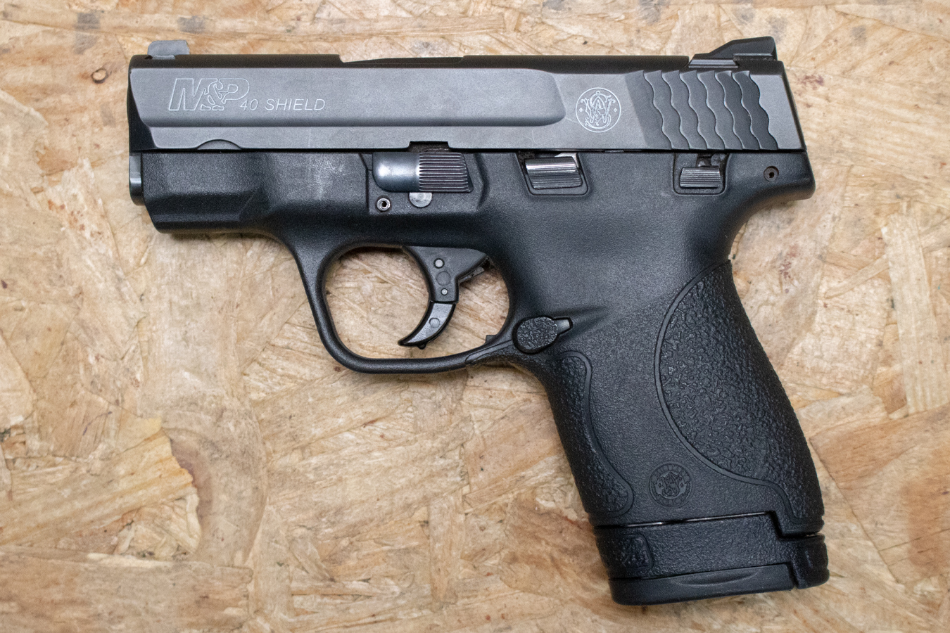 SMITH AND WESSON M&P40 Shield 40 S&W Police Trade-In Pistol with Extended Mag