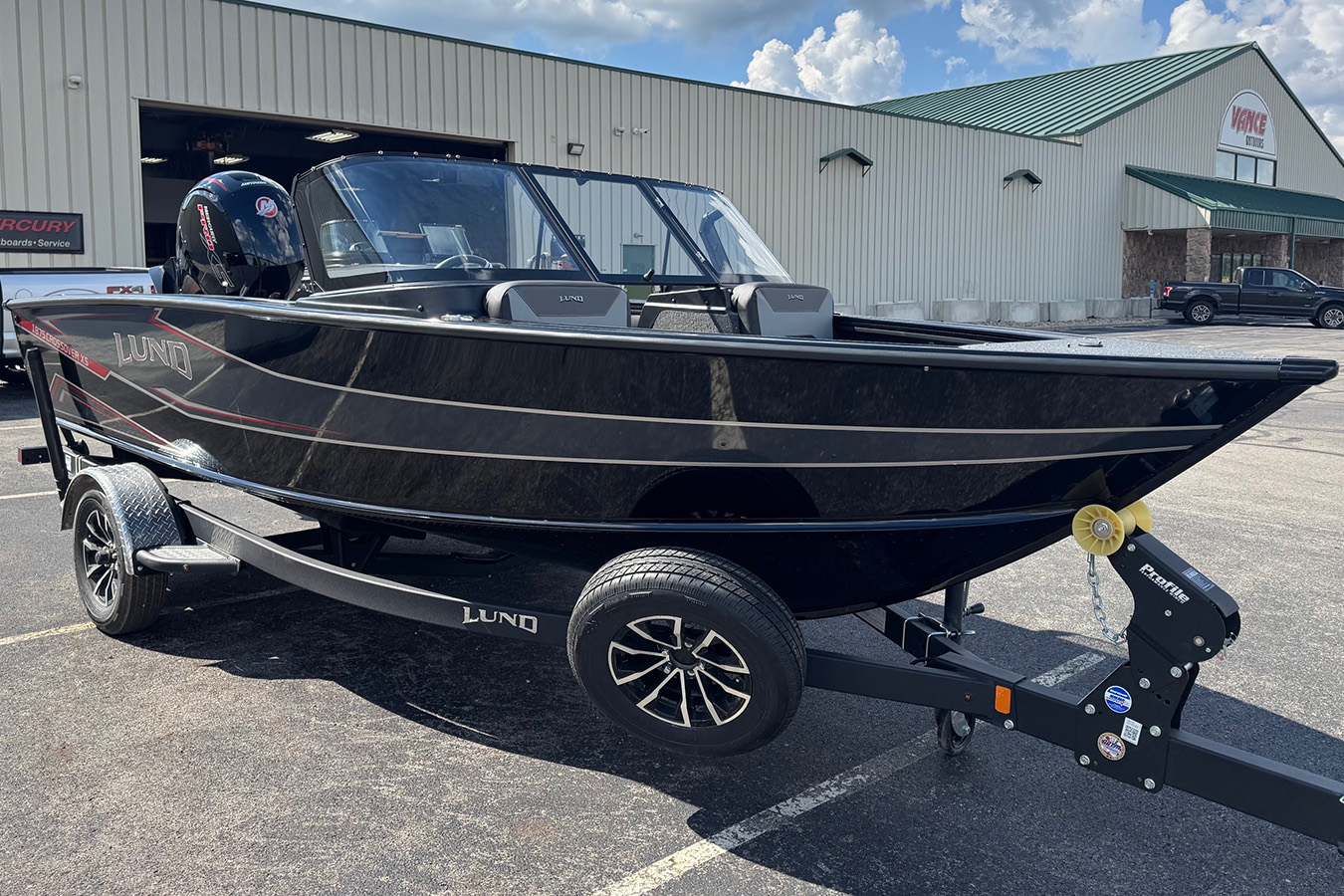 Lund 2026 1875 Crossover XS with Mercury 150XL Pro XS