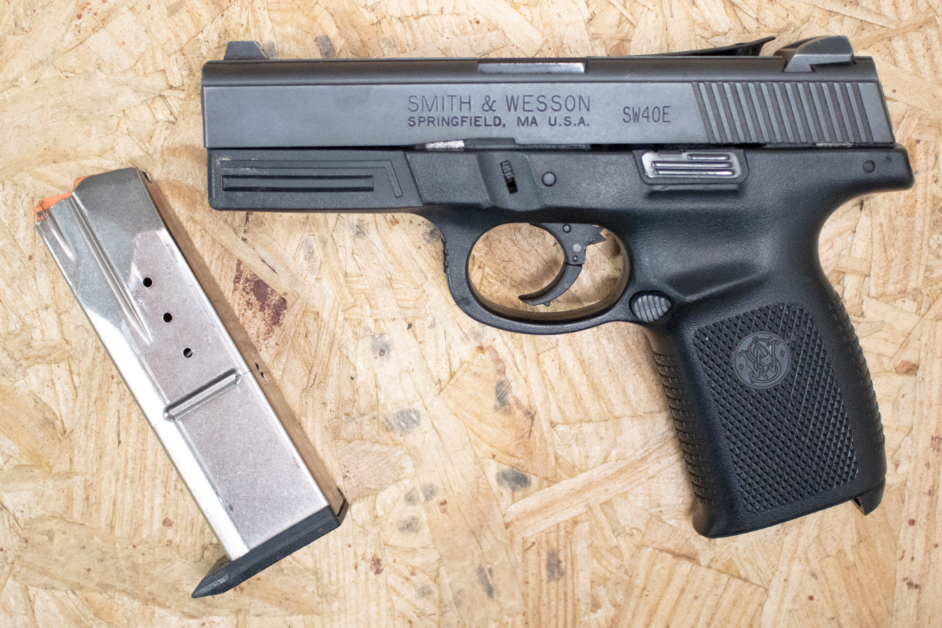 SMITH AND WESSON SW40E 40 S&W Police Trade-In Pistol with 10-Round Magazine