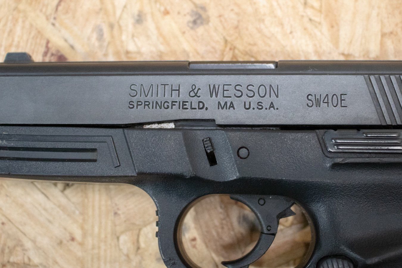 SMITH AND WESSON SW40E 40 S&W Police Trade-In Pistol with 10-Round Magazine