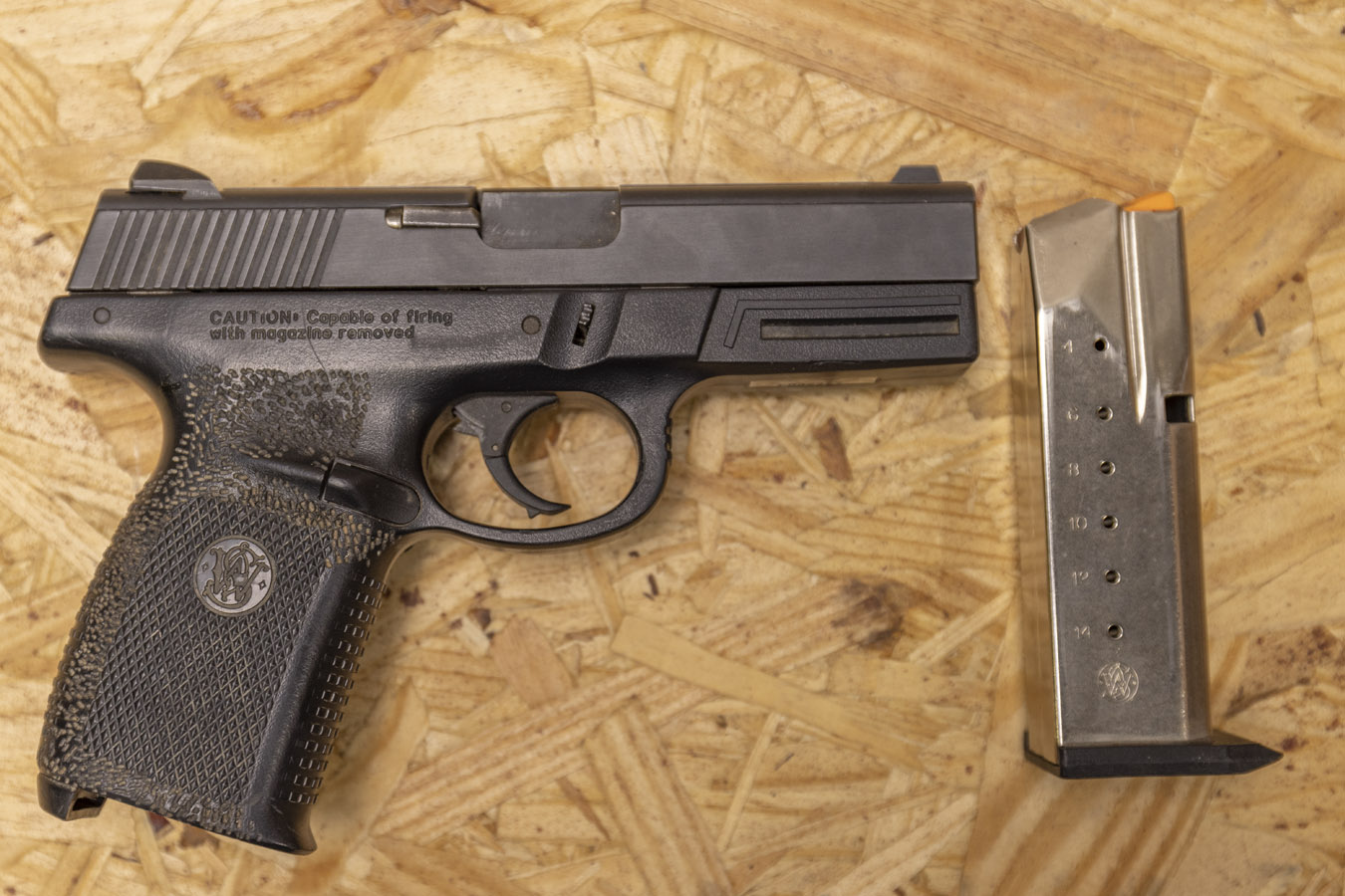 SMITH AND WESSON SW40E 40 S&W Police Trade-In Pistol