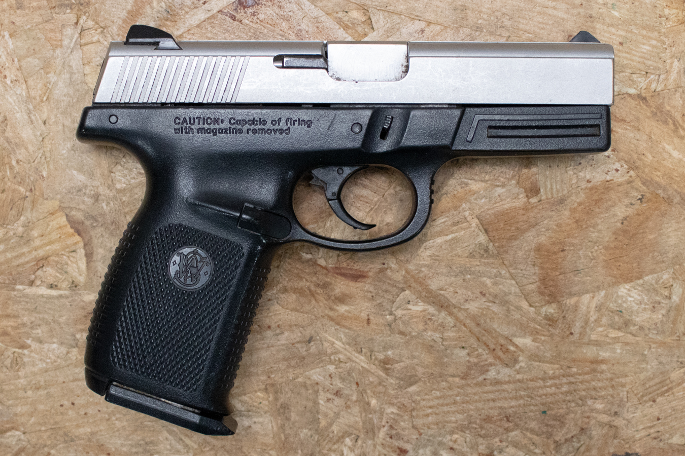 SMITH AND WESSON SW40VE 40 S&W Police Trade-In Pistol with Two-Tone Finish