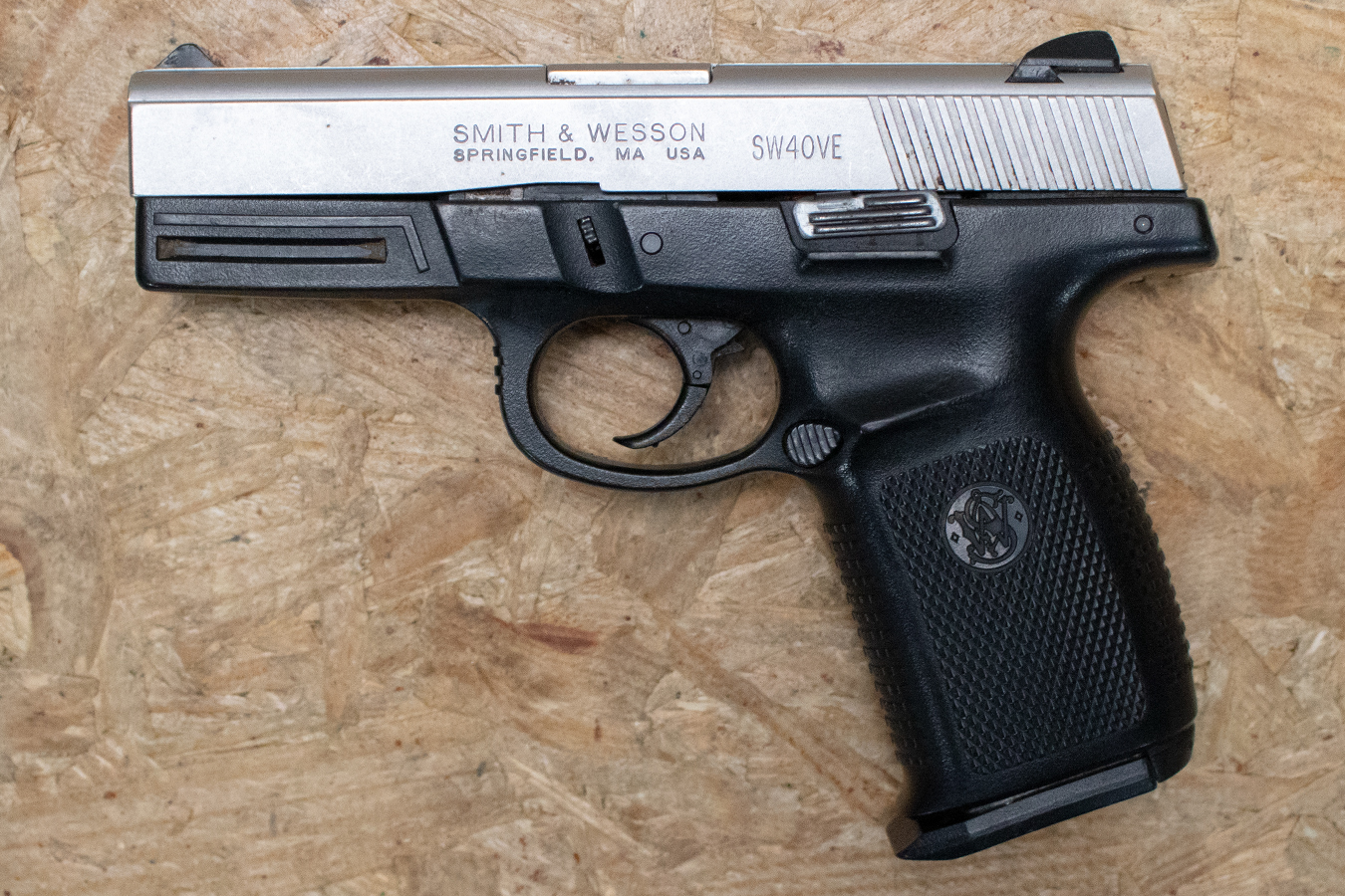 SMITH AND WESSON SW40VE 40 S&W Police Trade-In Pistol with Two-Tone Finish
