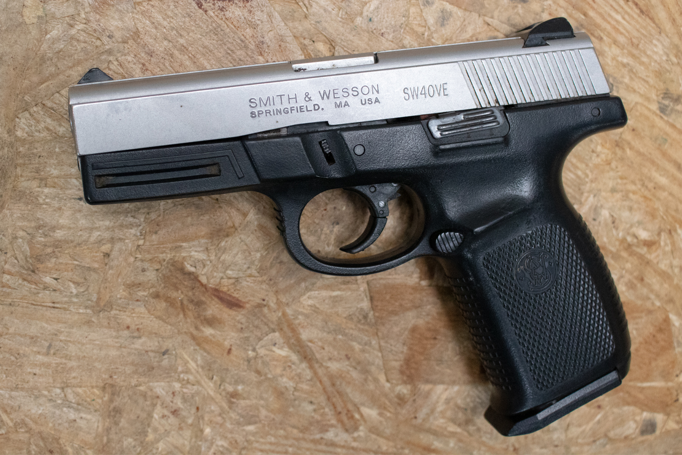 SMITH AND WESSON SW40VE 40 S&W Police Trade-In Pistol with Two-Tone Finish