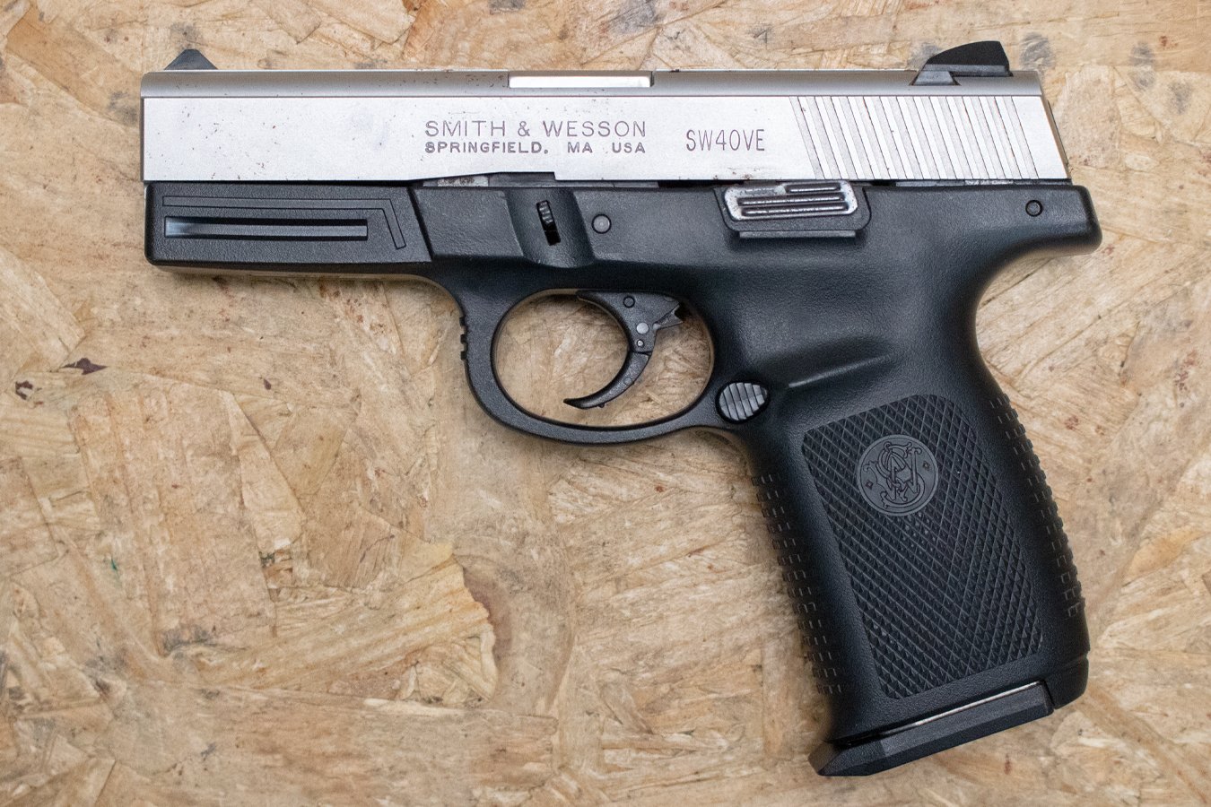 SMITH AND WESSON SW40VE 40 S&W Police Trade-In Striker-Fired Pistol
