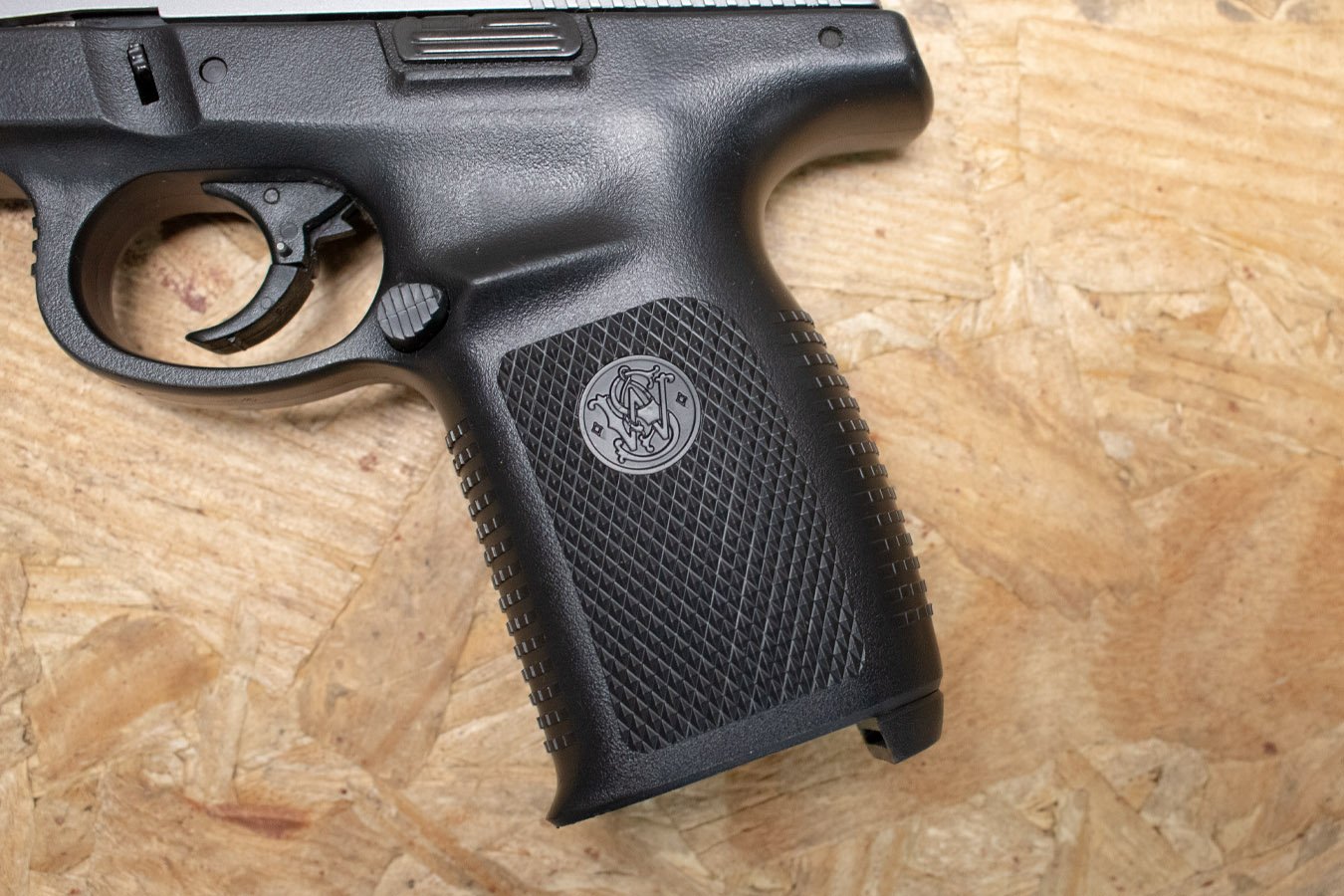 SMITH AND WESSON SW40VE 40 S&W Police Trade-In Pistol (Magazine Not Included)