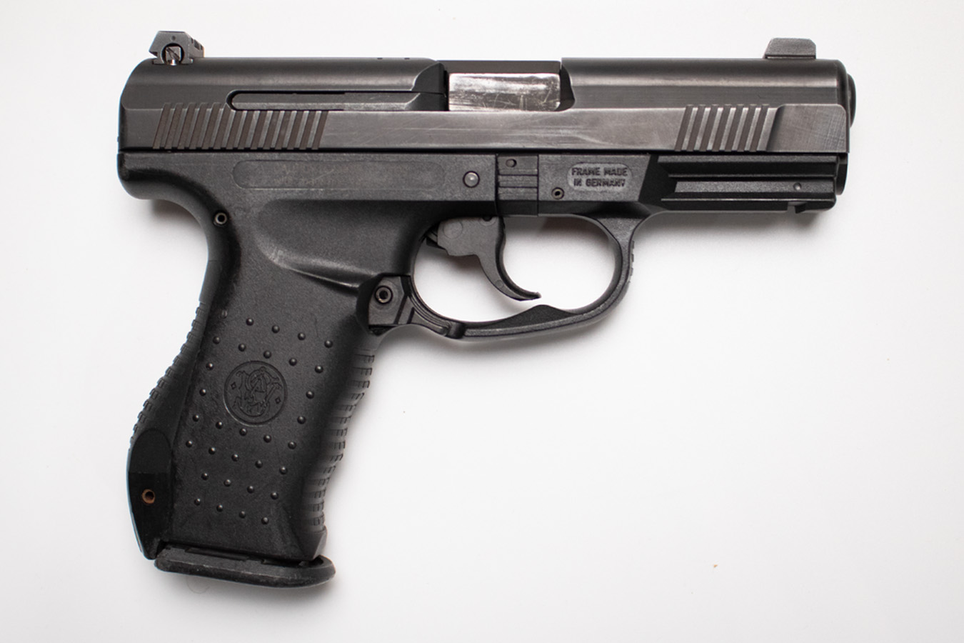 SMITH AND WESSON SW99 40 S&W Police Trade-In Pistol with Three Magazines and Original Box