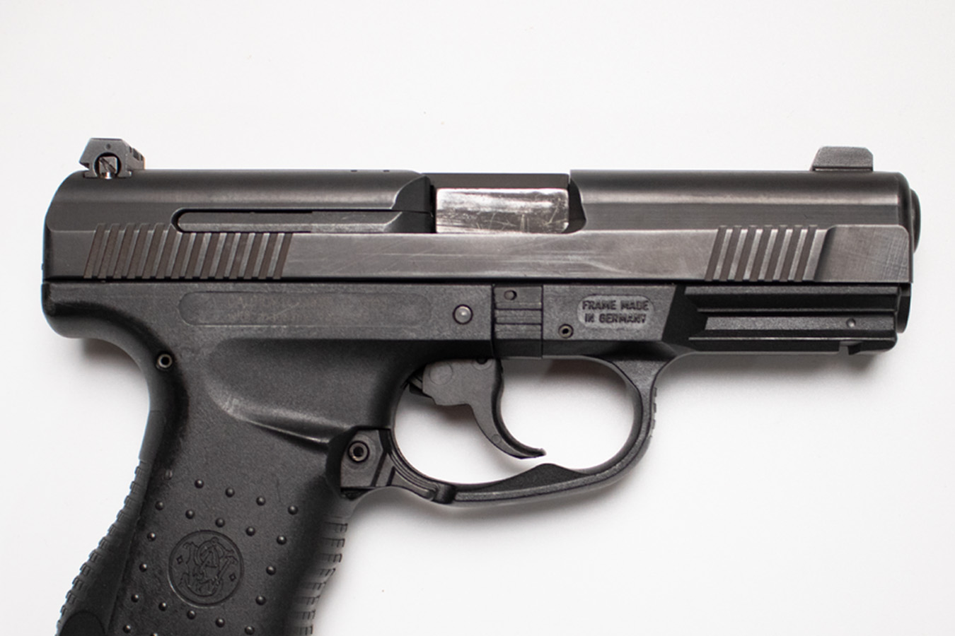 SMITH AND WESSON SW99 40 S&W Police Trade-In Pistol with Three Magazines and Original Box