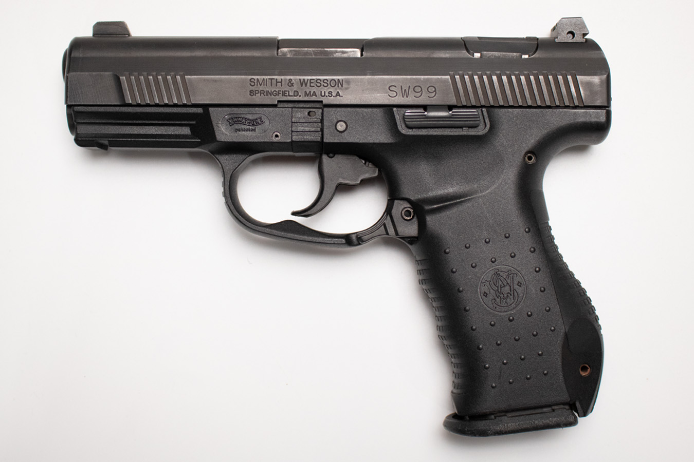 SMITH AND WESSON SW99 40 S&W Police Trade-In Pistol with Three Magazines and Original Box