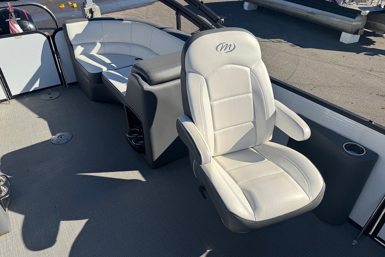 Manitou Aurora LE VP 23 with Mercury 150 L Pro XS