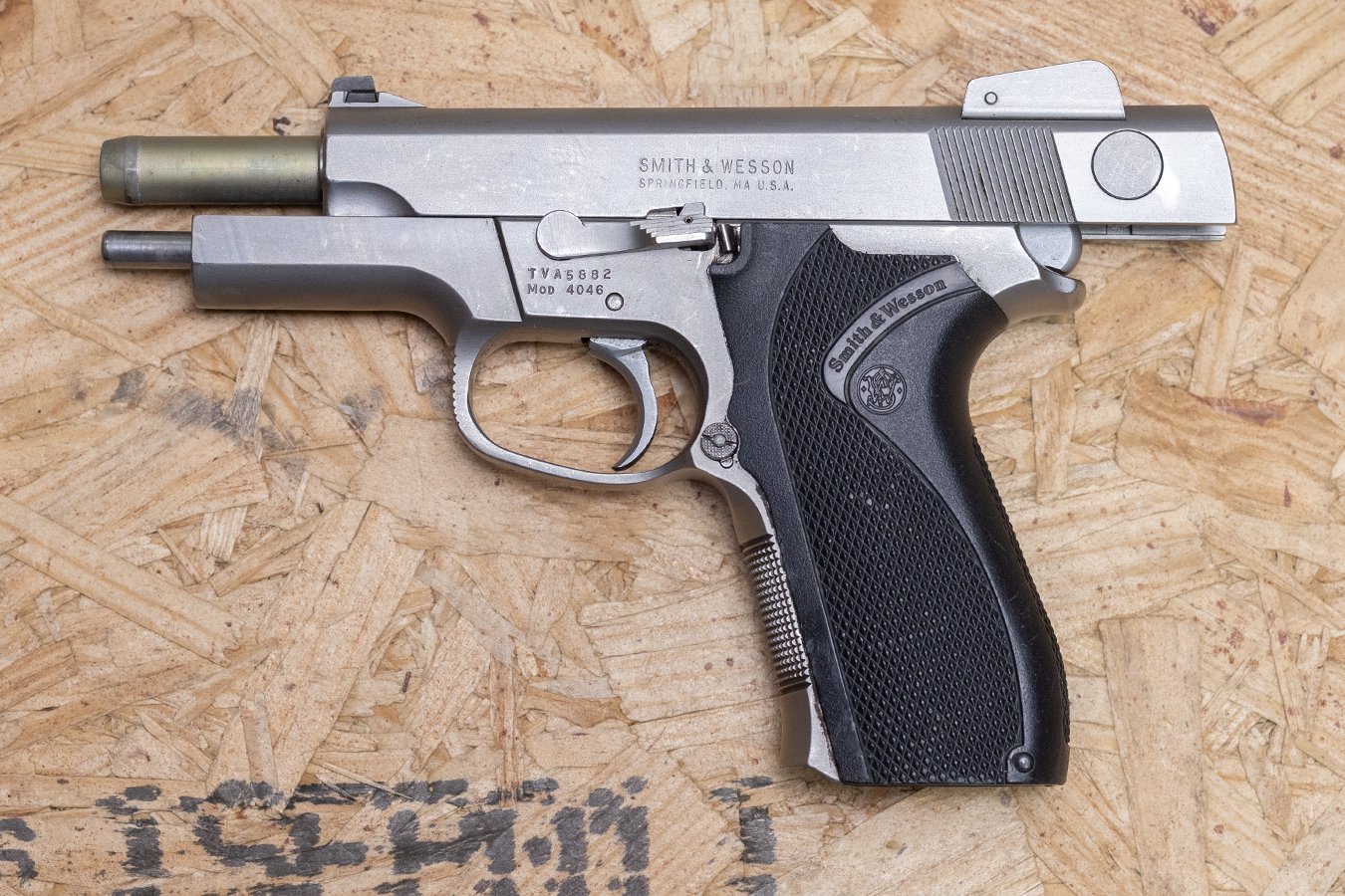 smith-wesson-4046-40-s-w-police-trade-in-pistol-magazine-not
