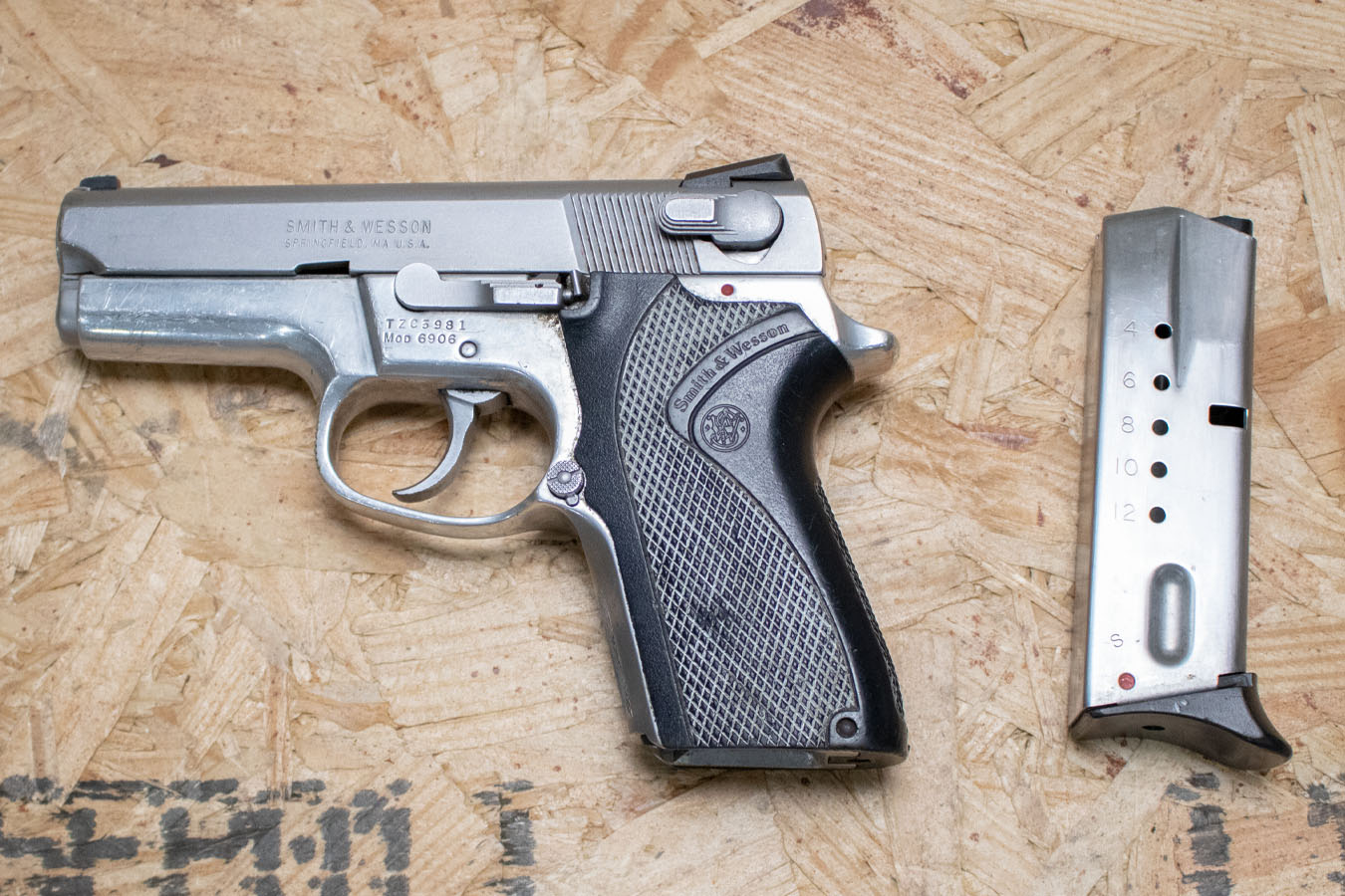 SMITH AND WESSON 6906 9mm Police Trade-In Pistol with Stainless Slide