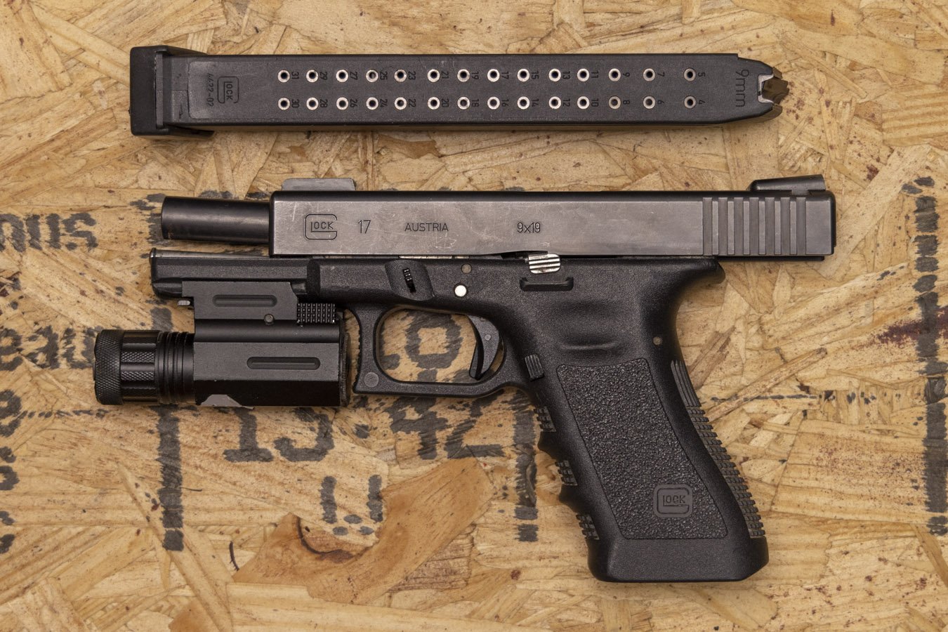 GLOCK 17 Gen3 9mm Police Trade-In Pistol with 33 Round Magazine