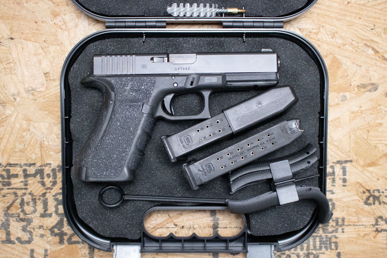 GLOCK 22 Gen4 40 S&W Police Trade-In Pistol w/Two Mags, Backstraps, Case