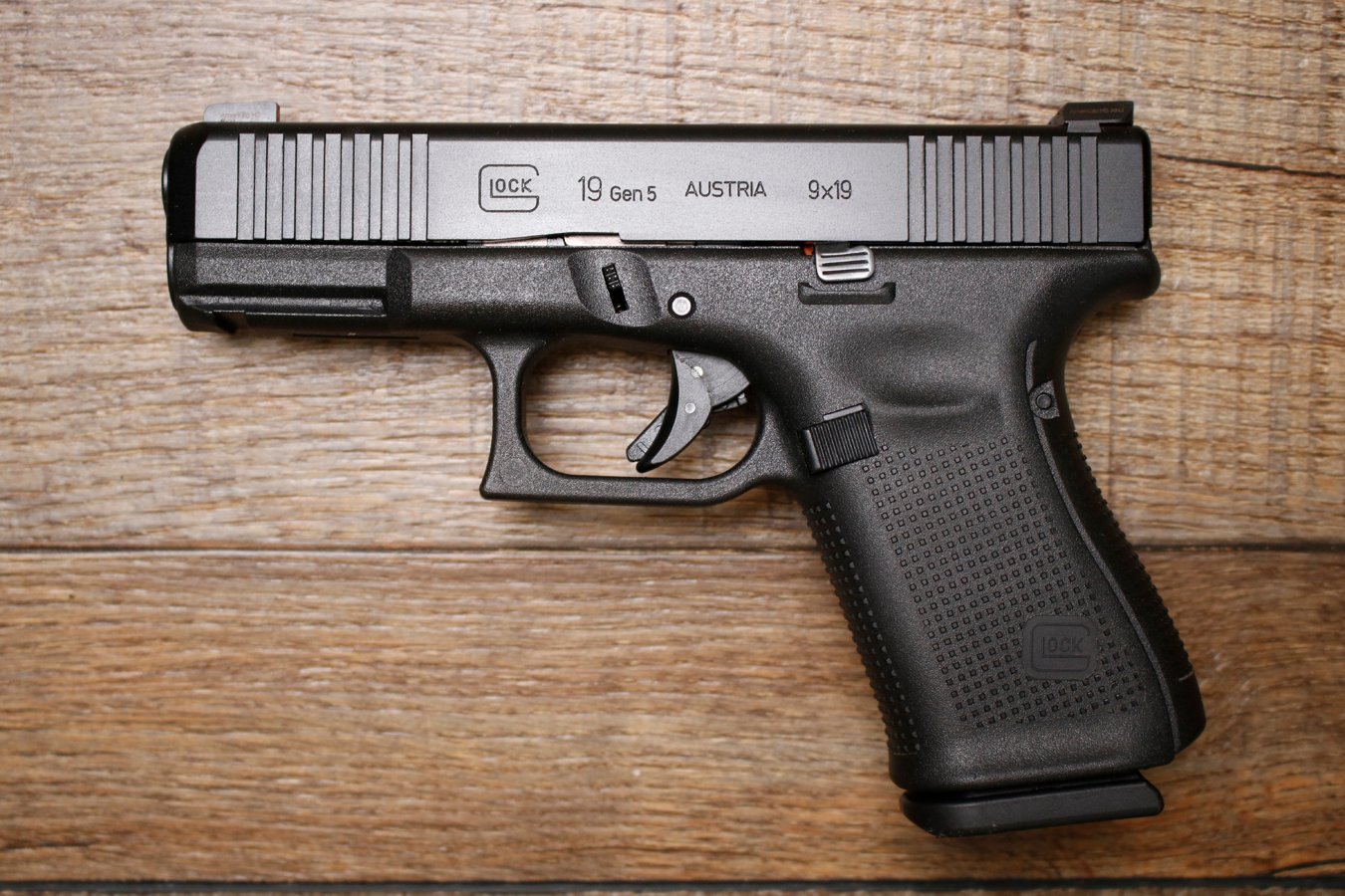 GLOCK 19 Gen 5 9mm Police Trade-In Pistols with Night Sights and Front Slide Serrations (Good Condition)