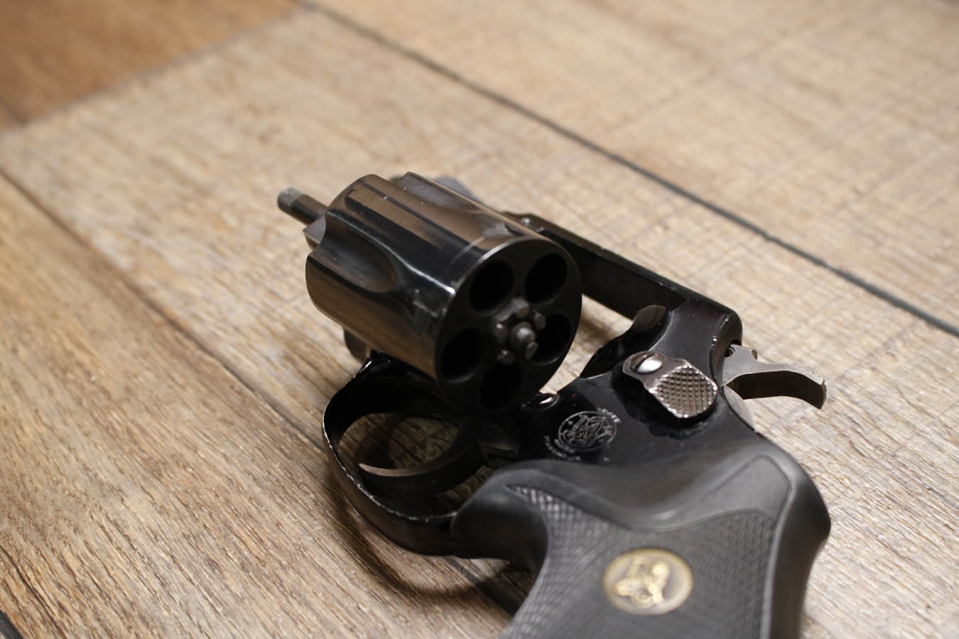 SMITH AND WESSON Model 37 Chiefs Special Airweight .38 Special Police Trade-in Revolver with Pachmayr Grips