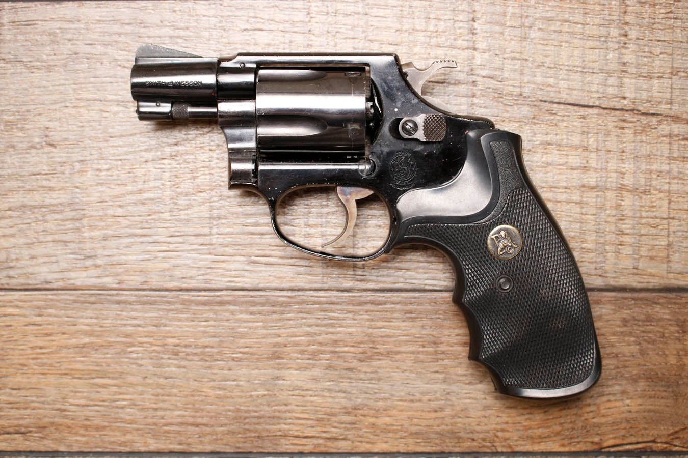 SMITH AND WESSON Model 37 Chiefs Special Airweight .38 Special Police Trade-in Revolver with Pachmayr Grips