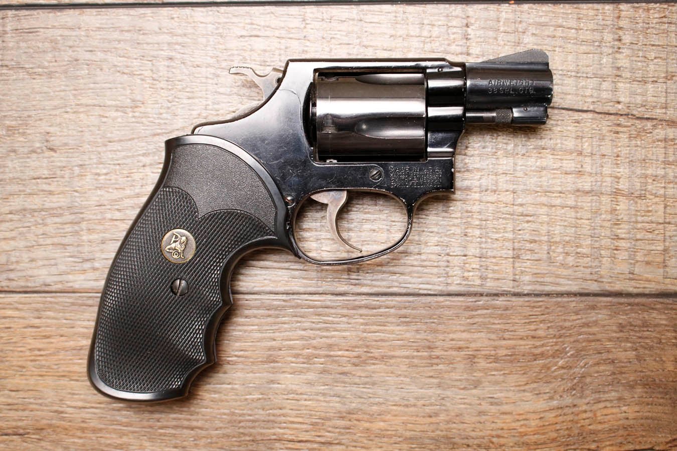 SMITH AND WESSON Model 37 Chiefs Special Airweight .38 Special Police Trade-in Revolver with Pachmayr Grips