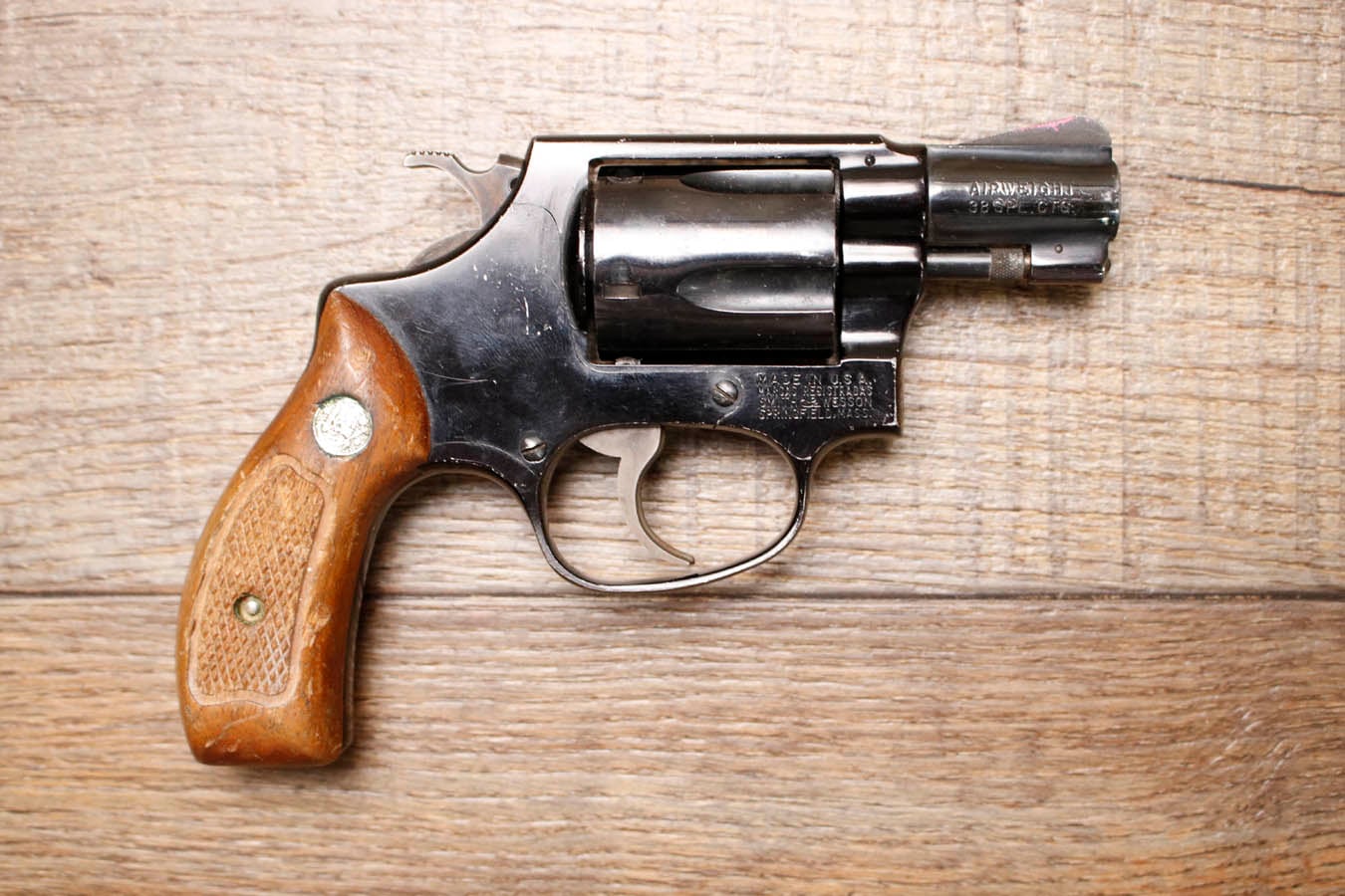 SMITH AND WESSON Model 37 Chiefs Special Airweight .38 Special Police Trade-in Revolver with Wood Grips