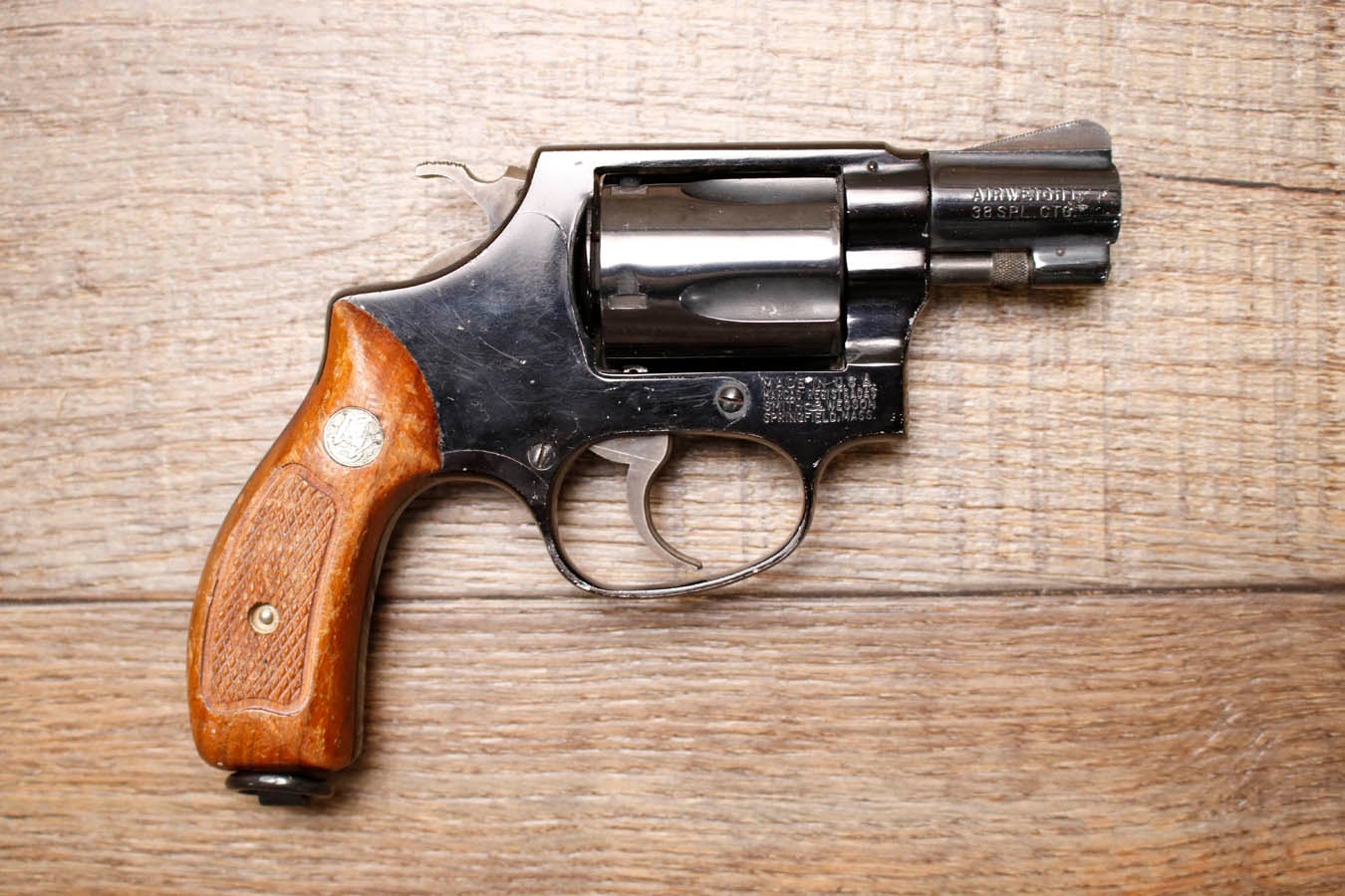 SMITH AND WESSON Model 37 Chiefs Special Airweight .38 Special Police Trade-in Revolver with Wood Grips