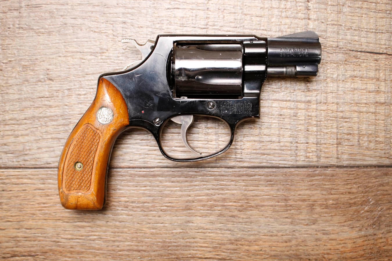 SMITH AND WESSON Model 37 Chiefs Special Airweight .38 Special Police Trade-in Revolver with Wood Grips
