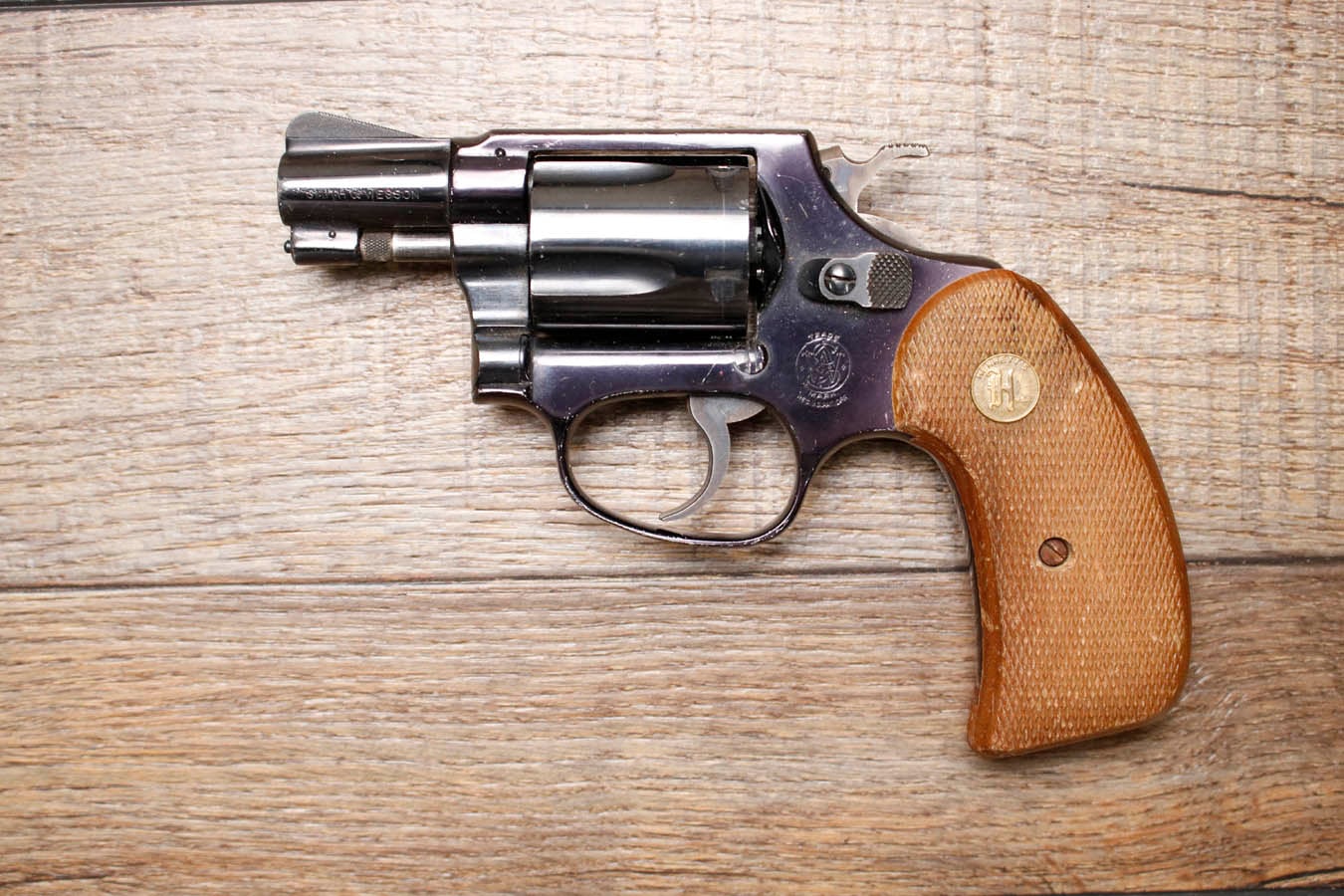 SMITH AND WESSON Model 37 Chiefs Special Airweight .38 Special Police Trade-in Revolver with Wood Grips