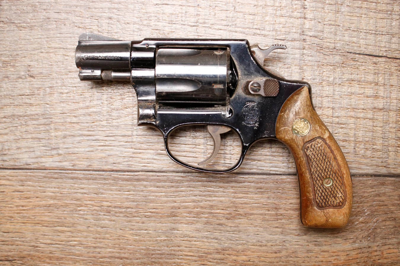 SMITH AND WESSON Model 37 Chiefs Special Airweight .38 Special Police Trade-in Revolver with Wood Grips