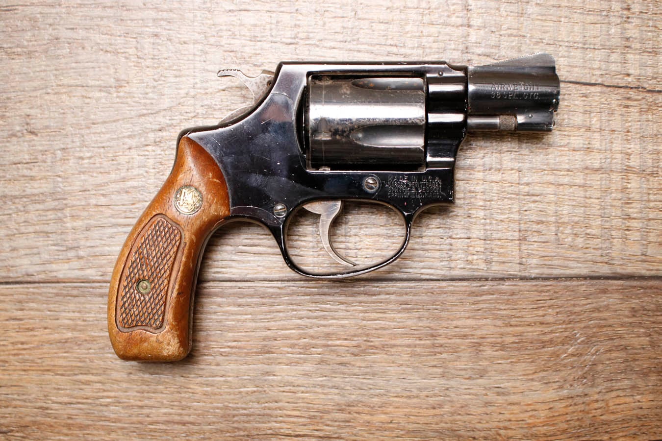 SMITH AND WESSON Model 37 Chiefs Special Airweight .38 Special Police Trade-in Revolver with Wood Grips