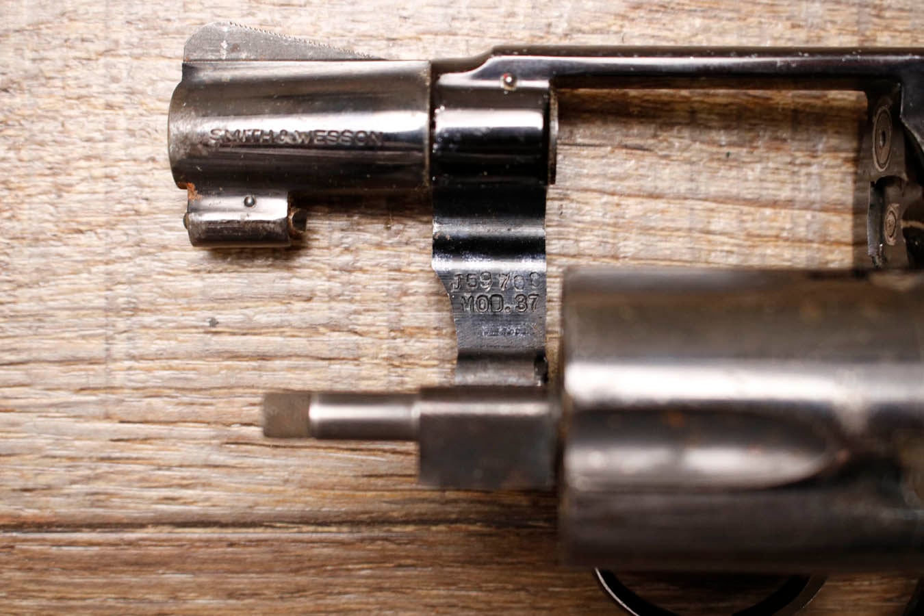 SMITH AND WESSON Model 37 Chiefs Special Airweight .38 Special Police Trade-in Revolver with Wood Grips