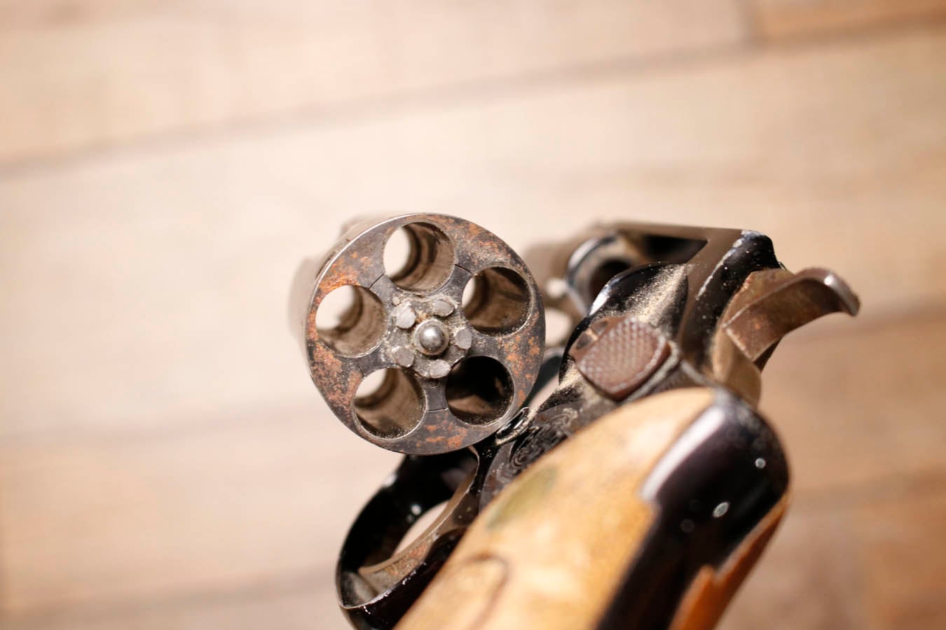 SMITH AND WESSON Model 37 Chiefs Special Airweight .38 Special Police Trade-in Revolver with Wood Grips