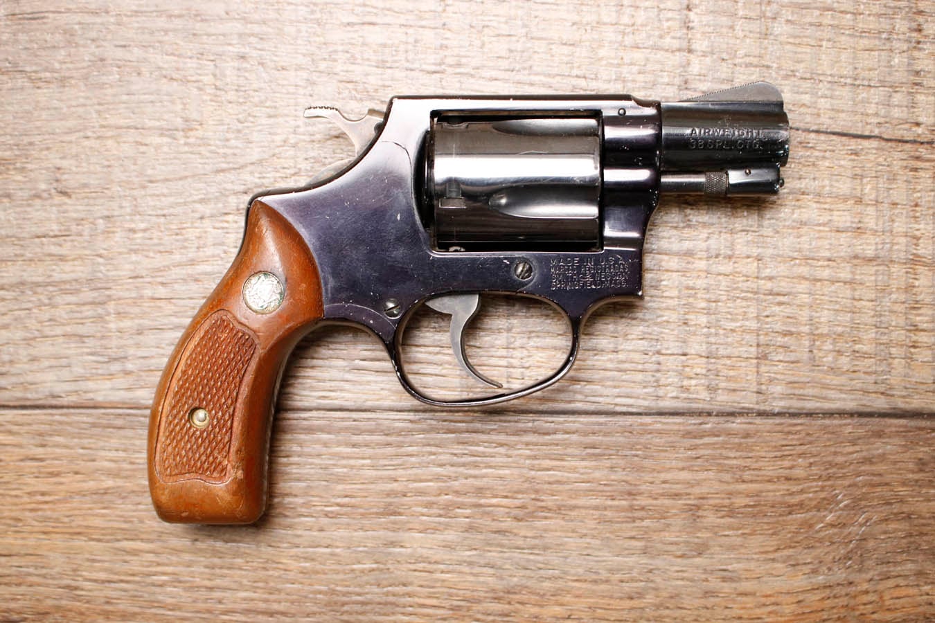 SMITH AND WESSON Model 37 Chiefs Special Airweight .38 Special Police Trade-in Revolver with Wood Grips