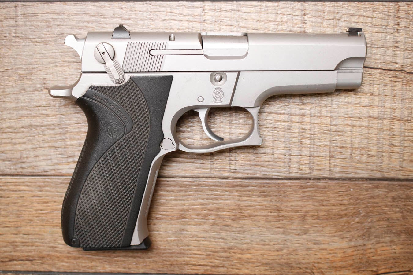 SMITH AND WESSON 5906 9mm Police Trade-In Pistol
