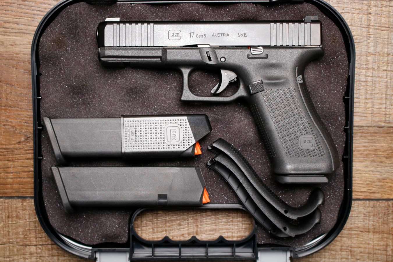 GLOCK 17 Gen 5 9mm Police Trade-In Pistol with Night Sights, Three Mags and Case