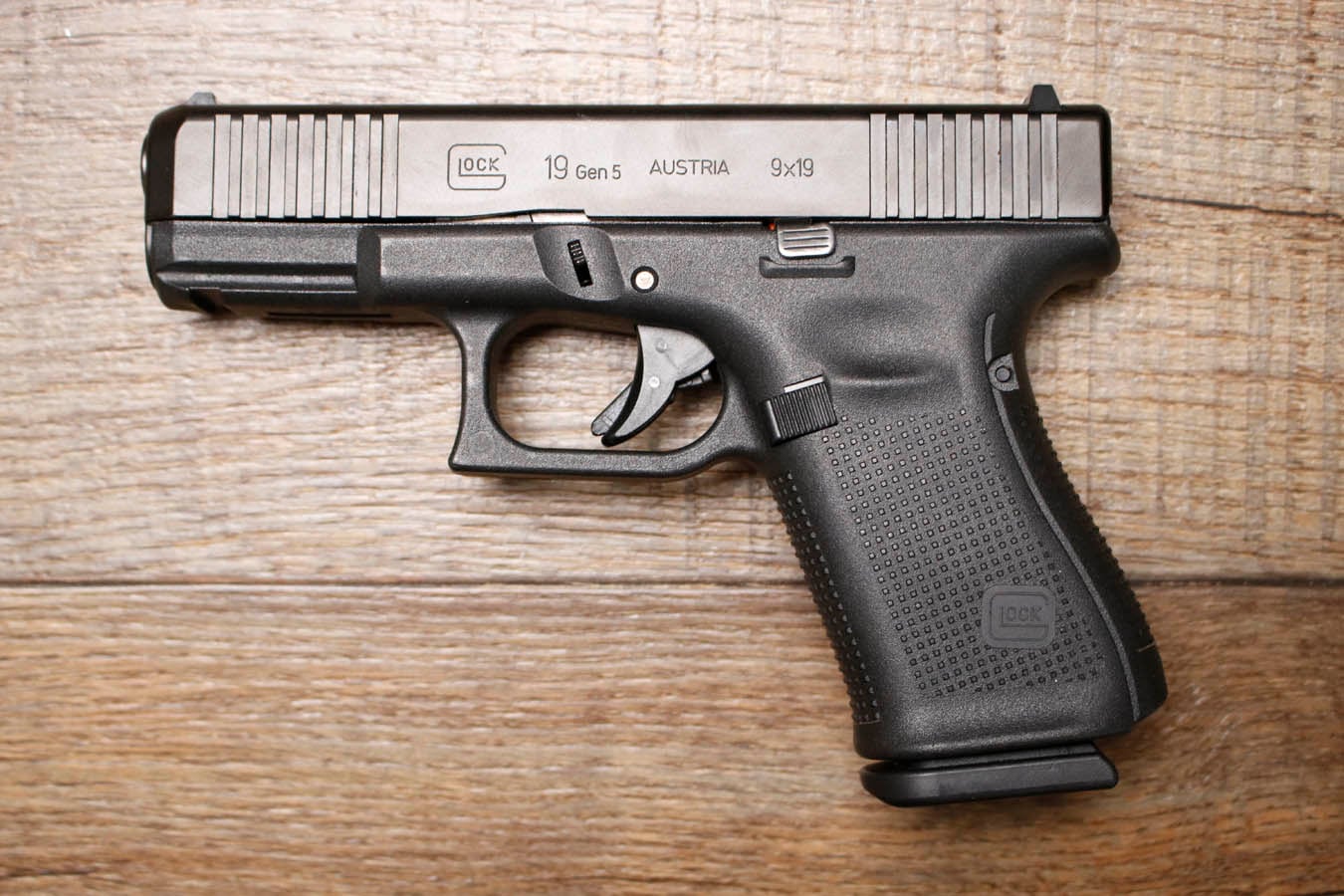 GLOCK 19 Gen 5 9mm Compact Police Trade-In Pistol with Front Serrations