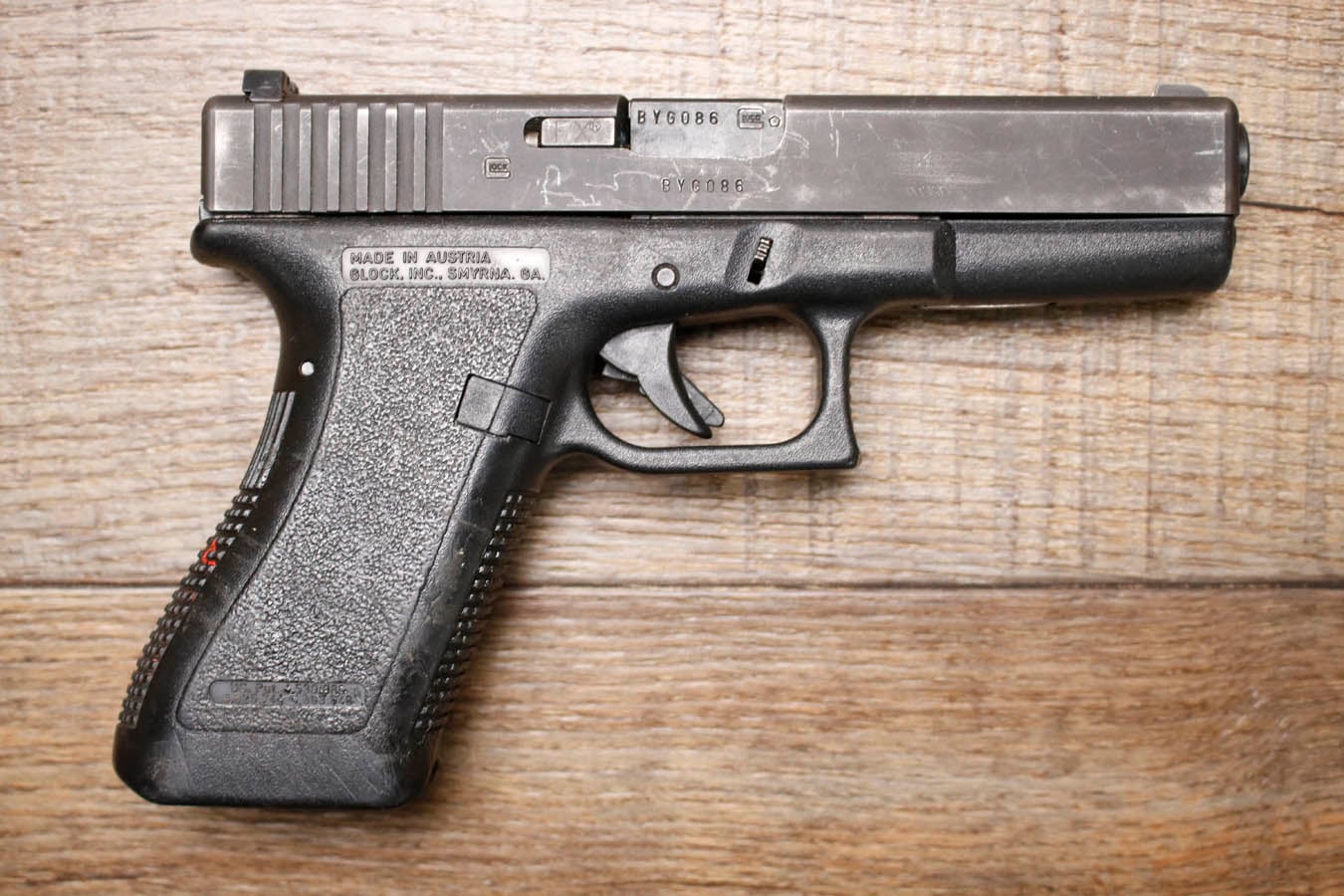 GLOCK 17 Gen 2 9mm Police Trade-In Pistol (No Magazine Included)