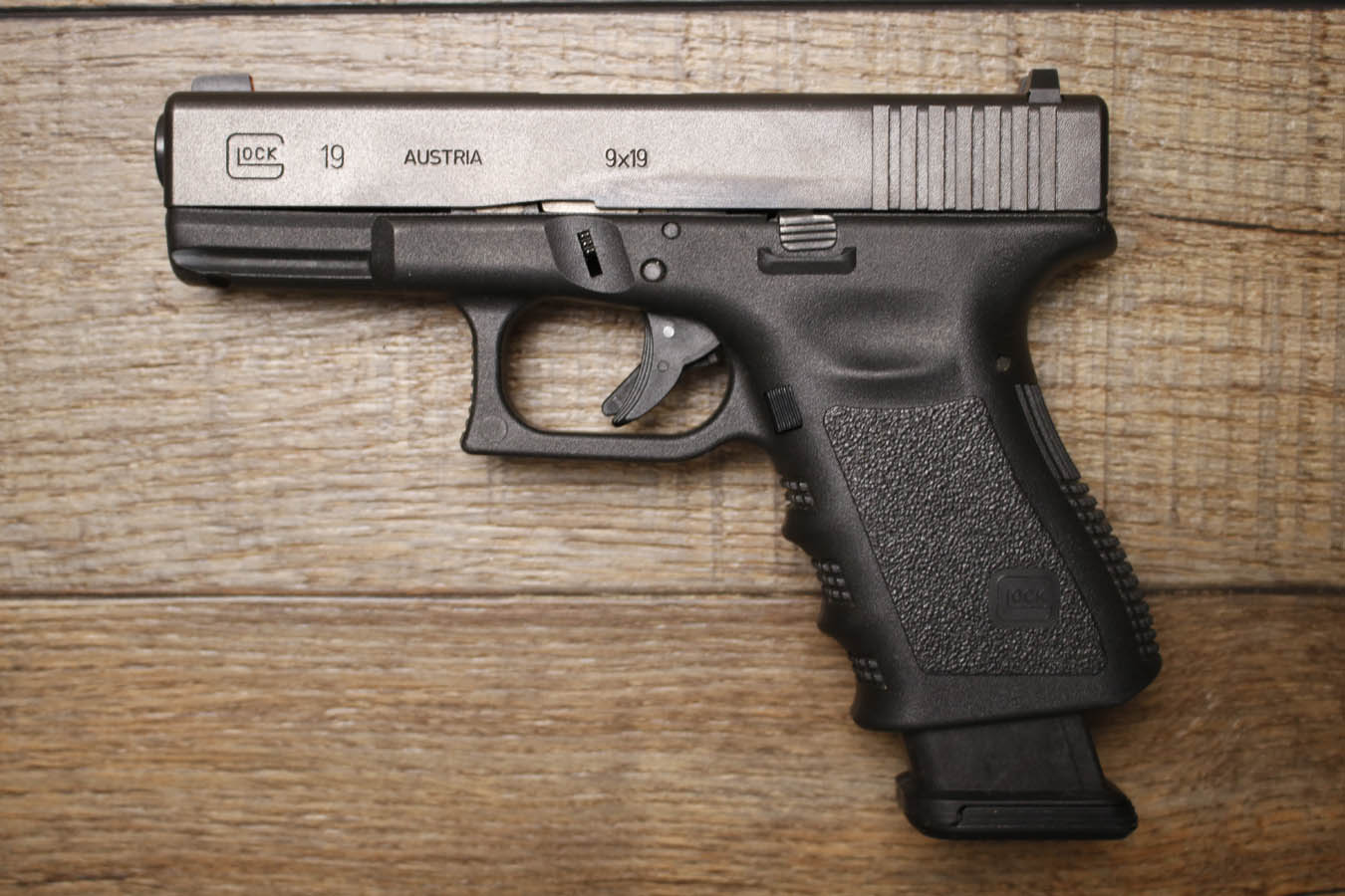 GLOCK 19 Gen3 9mm Police Trade-In Pistol with Two Magazines