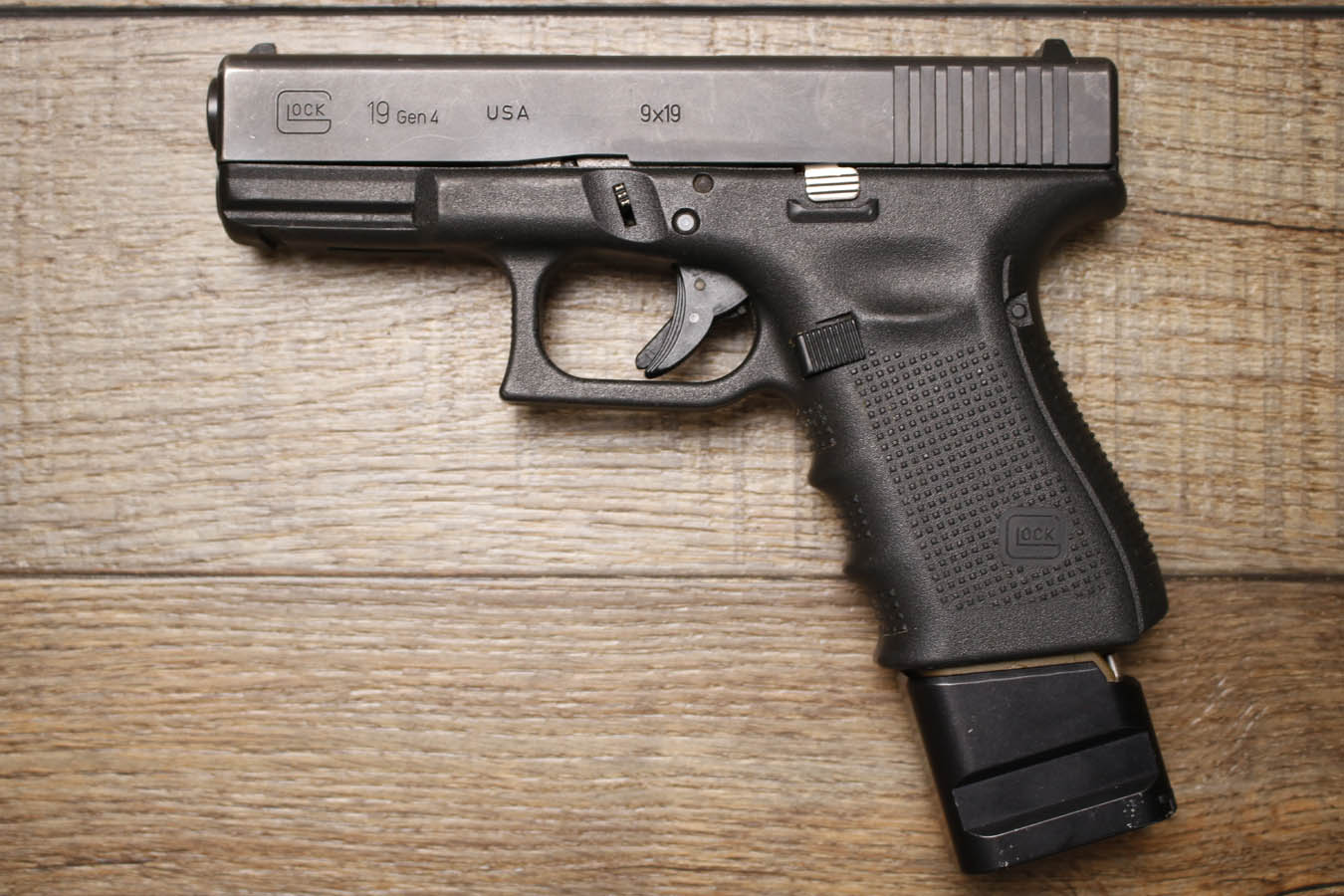 GLOCK 19 Gen 4 9mm Police Trade-In Pistol with Two Magazines