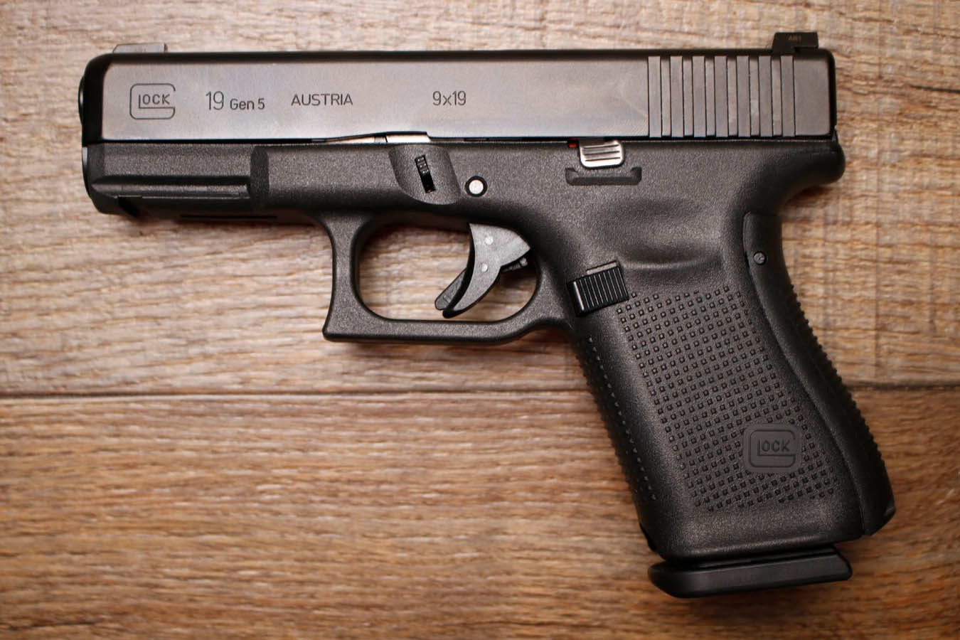 GLOCK 19 Gen 5 9mm Police Trade-In Pistol (Very Good Condition)
