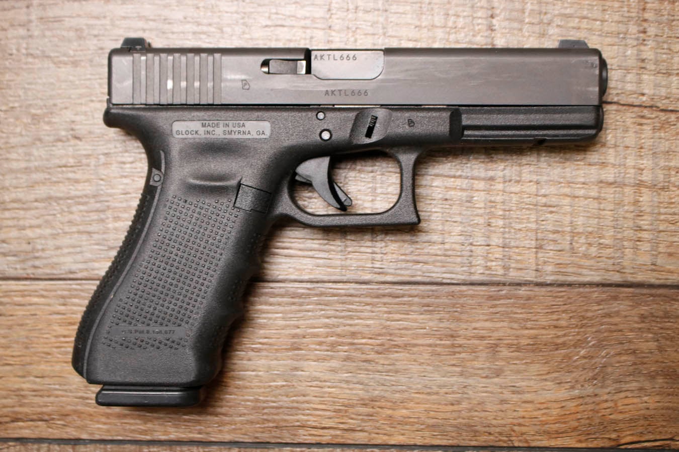 GLOCK 22 Gen 4 40 S&W Police Trade-In Pistol with Night Sights (Good Condition)
